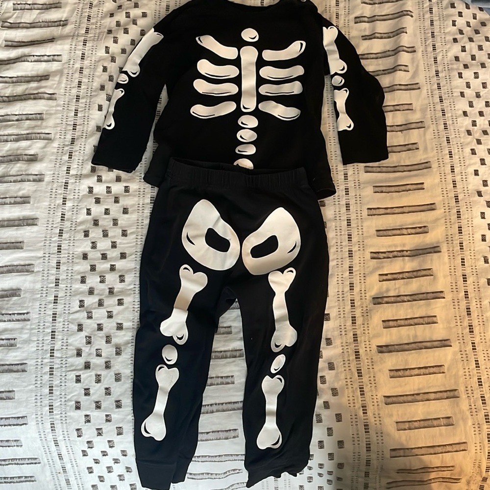 H&M Skeleton Outfit Like New 2T toddler boy/toddler girl